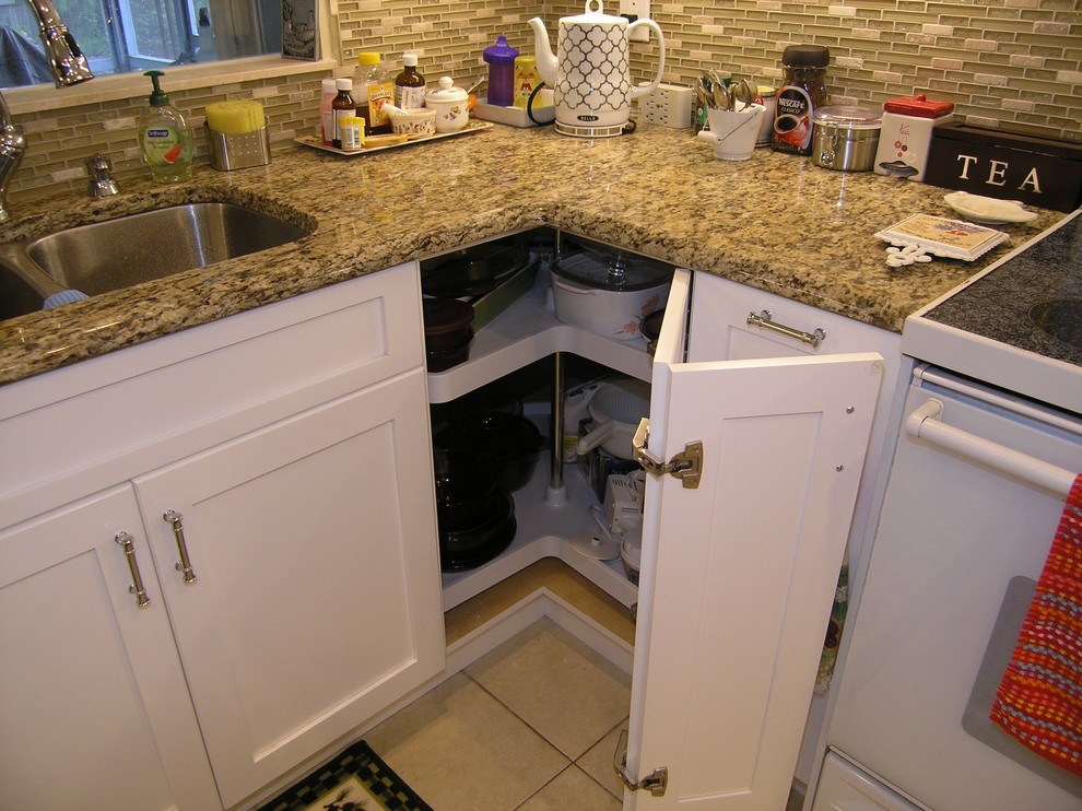 Foto på ett mellanstort vintage kök, med en dubbel diskho, skåp i shakerstil, vita skåp, granitbänkskiva, grönt stänkskydd, stänkskydd i stickkakel, rostfria vitvaror, klinkergolv i keramik och en köksö