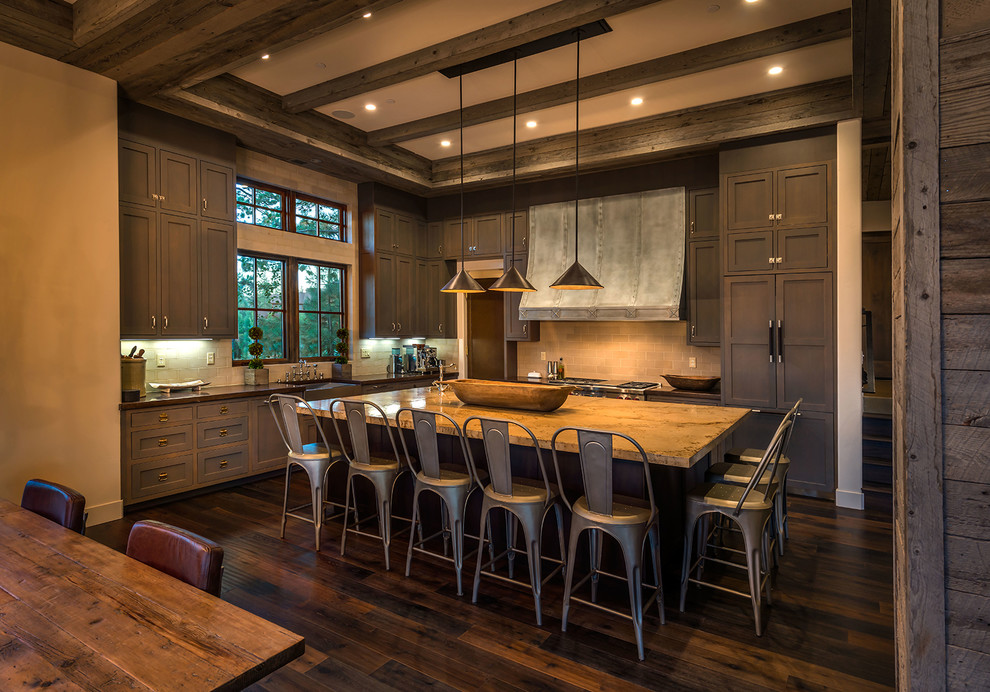 Foto di una grande cucina stile rurale con elettrodomestici da incasso, lavello stile country, ante in stile shaker, ante in legno bruno, paraspruzzi grigio, paraspruzzi con piastrelle diamantate e parquet scuro