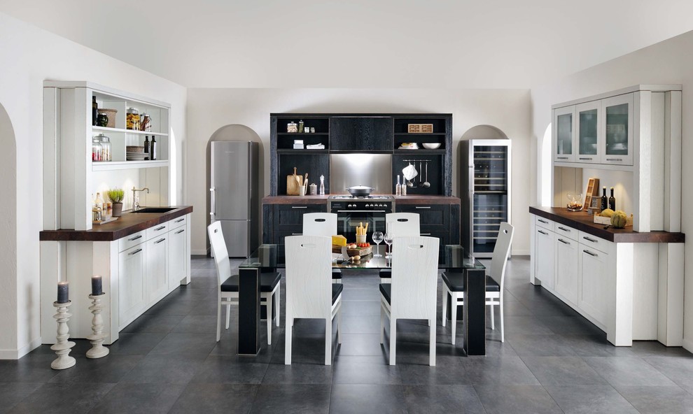 Exempel på ett klassiskt brun brunt kök, med skåp i shakerstil, vita skåp, träbänkskiva, rostfria vitvaror och grått golv