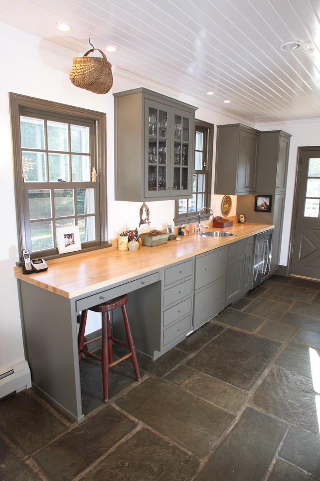 Пример оригинального дизайна: кухня в стиле кантри с плоскими фасадами, деревянной столешницей, серыми фасадами и полом из сланца