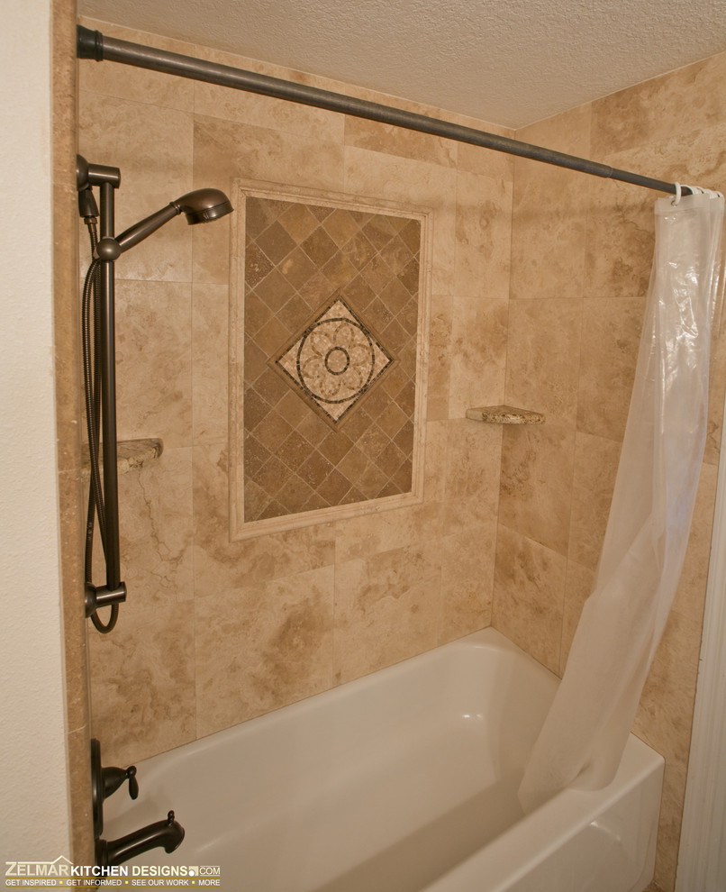Esempio di un'ampia stanza da bagno tradizionale con ante con bugna sagomata e ante bianche