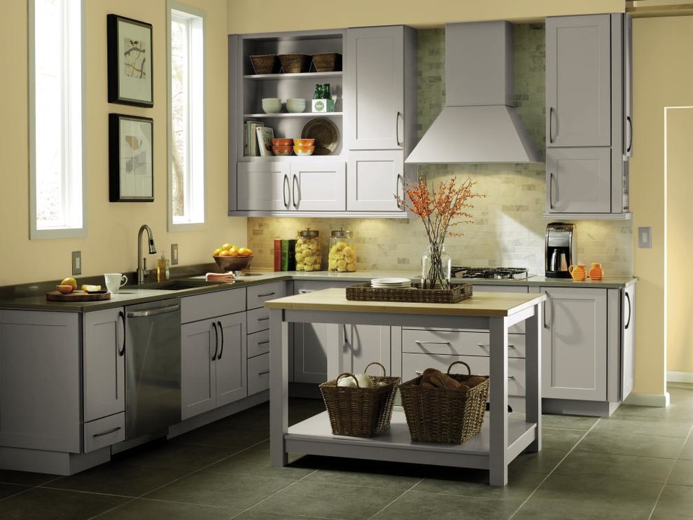 На фото: кухня в классическом стиле с фасадами в стиле шейкер и серыми фасадами с
