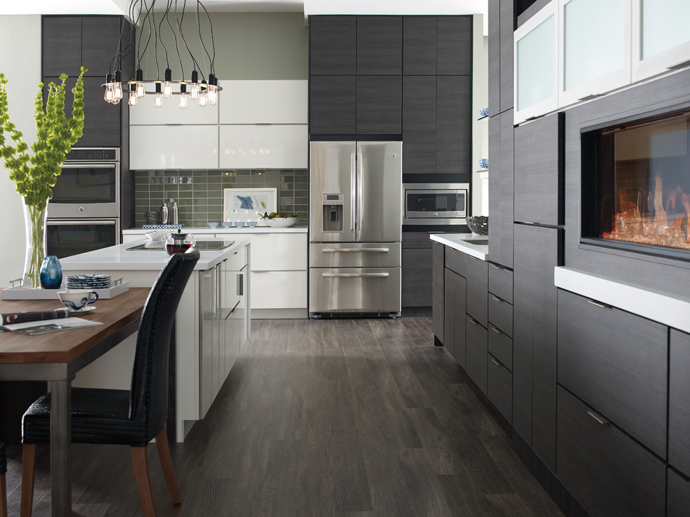 Moderne Küche mit dunklen Holzschränken, Küchengeräten aus Edelstahl, Kücheninsel, braunem Boden und weißer Arbeitsplatte in Sonstige
