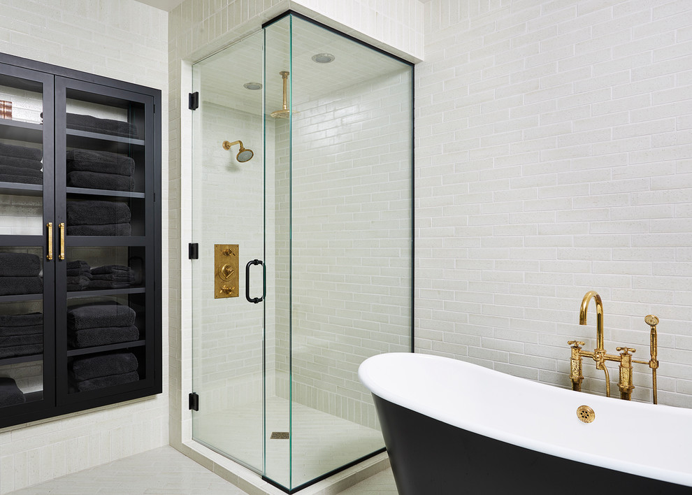 Exemple d'une grande salle de bain chic avec un placard à porte shaker, des portes de placard noires, parquet clair et un sol jaune.