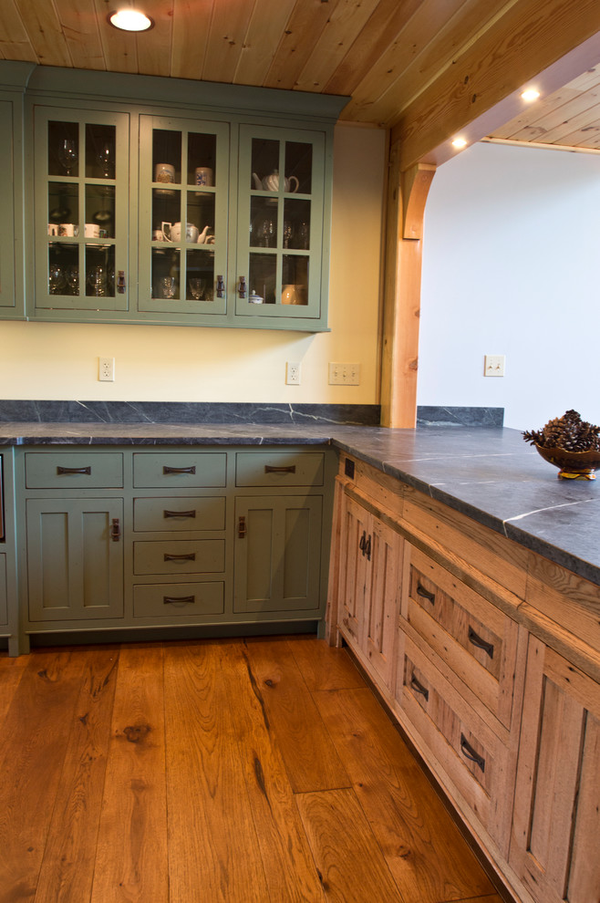 Cette photo montre une cuisine ouverte craftsman en L et bois vieilli de taille moyenne avec un placard à porte shaker, un électroménager en acier inoxydable et une péninsule.