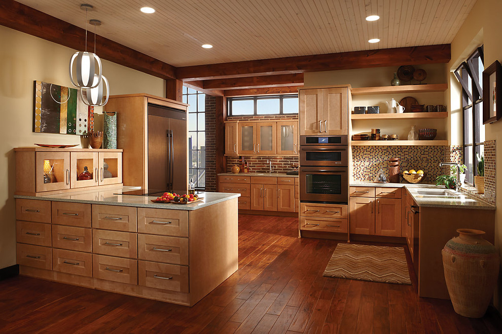 Exempel på ett mellanstort kök, med en halv köksö, skåp i shakerstil, skåp i ljust trä, beige stänkskydd, stänkskydd i mosaik, vita vitvaror, en undermonterad diskho, mellanmörkt trägolv och bänkskiva i återvunnet glas