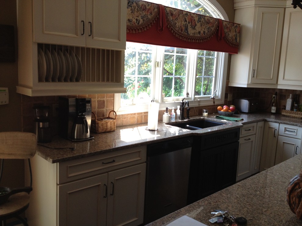 Schuler in White Chocolate Main/Heirloom Black Island in Knotty Alder Traditional