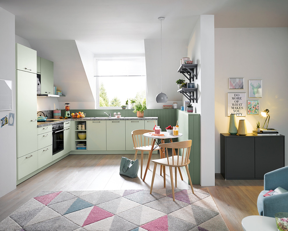 Foto di una cucina contemporanea con ante lisce, ante verdi, elettrodomestici da incasso, parquet chiaro e pavimento marrone