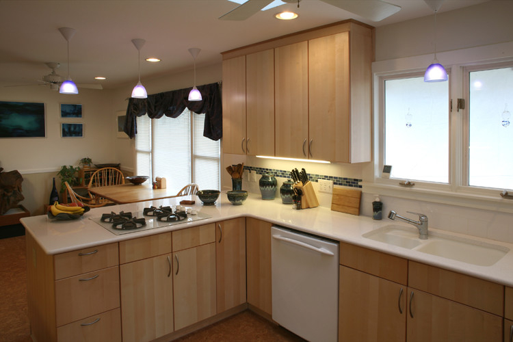 Idéer för mellanstora funkis kök, med en undermonterad diskho, luckor med glaspanel, skåp i ljust trä, laminatbänkskiva, stänkskydd i keramik, vita vitvaror och korkgolv
