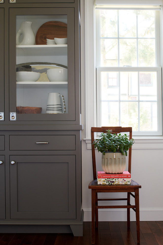 Diseño de cocina lineal clásica renovada pequeña con armarios tipo vitrina, puertas de armario grises, encimera de madera, suelo de madera oscura, suelo marrón y encimeras grises