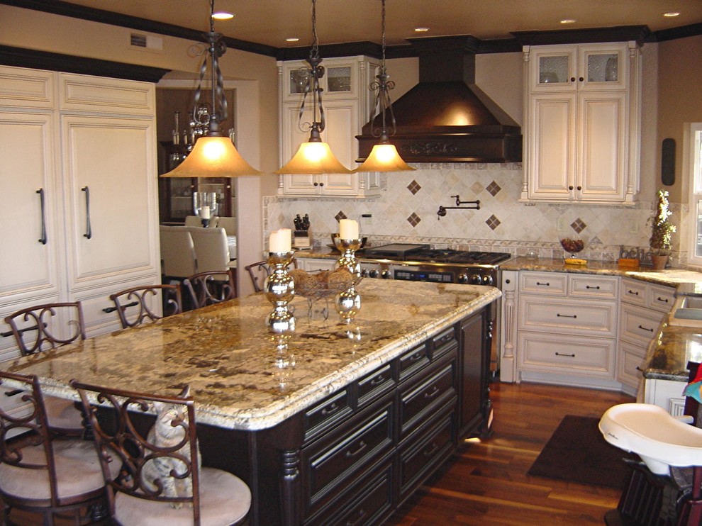 Inspiration for a classic kitchen in Orange County.