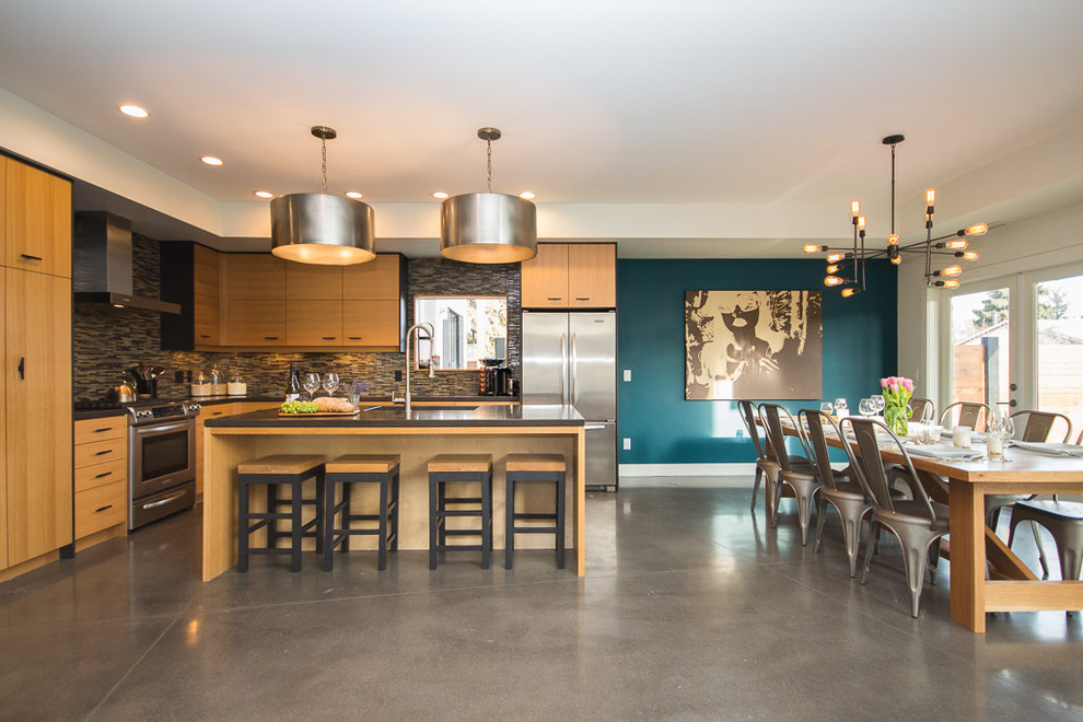 Bild på ett mellanstort funkis grå grått kök, med en undermonterad diskho, släta luckor, skåp i ljust trä, bänkskiva i kvarts, flerfärgad stänkskydd, stänkskydd i stickkakel, rostfria vitvaror, betonggolv, en köksö och grått golv