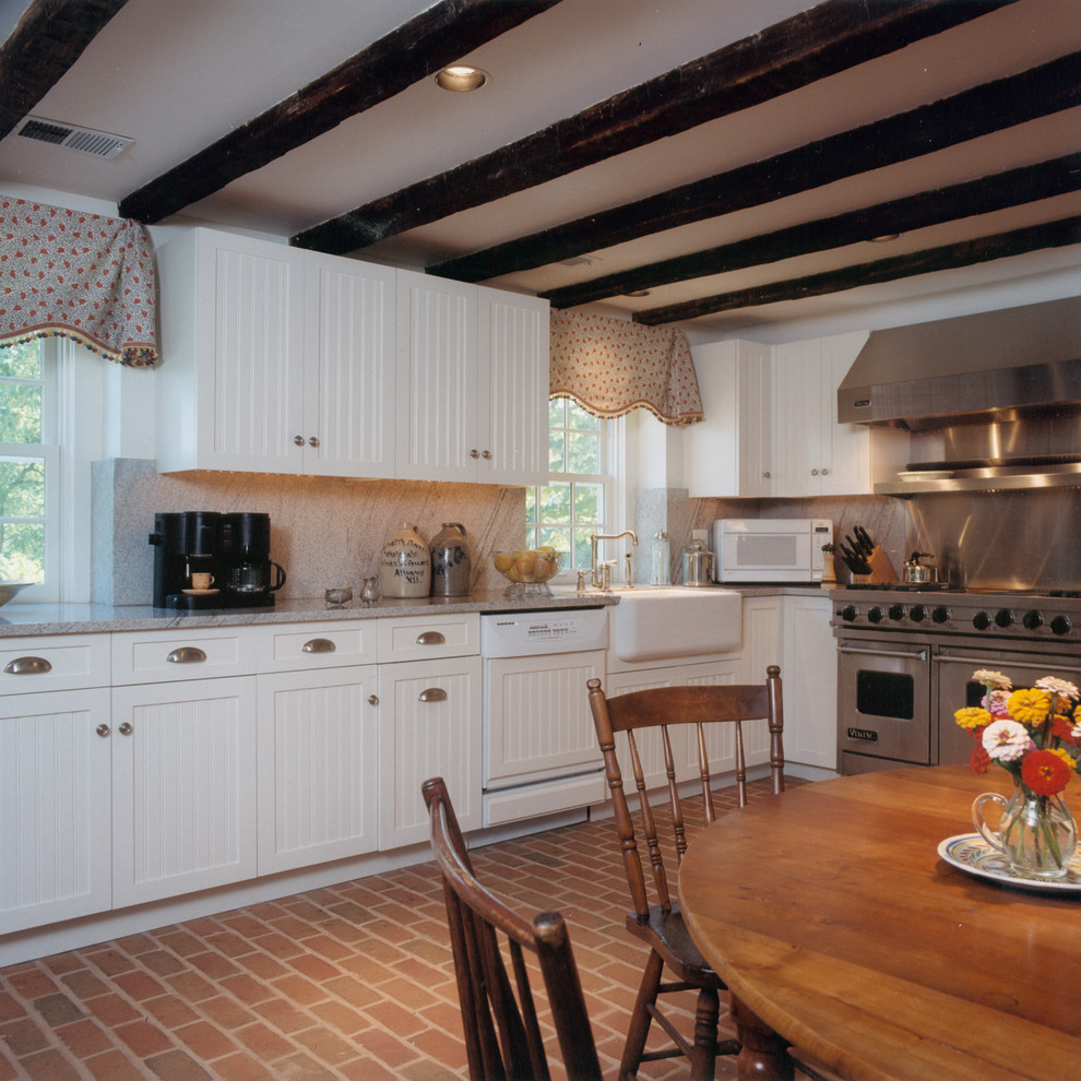 Foto de cocina tradicional con fregadero sobremueble y suelo de ladrillo