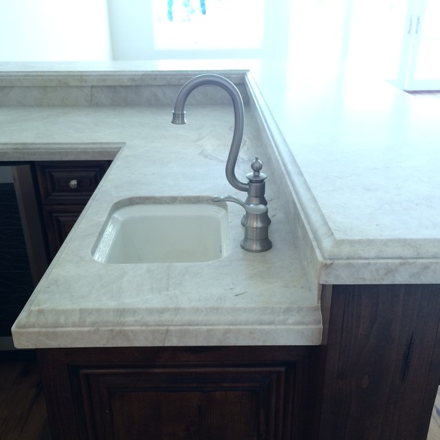 Scottsdale Family Room Wet Bar Classique Cuisine Phoenix par