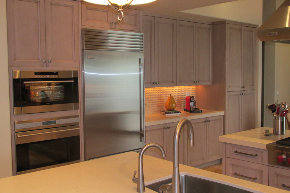 Esempio di una cucina minimal con lavello sottopiano, ante in stile shaker, ante grigie, top in quarzo composito, paraspruzzi giallo, paraspruzzi con piastrelle di vetro e elettrodomestici in acciaio inossidabile