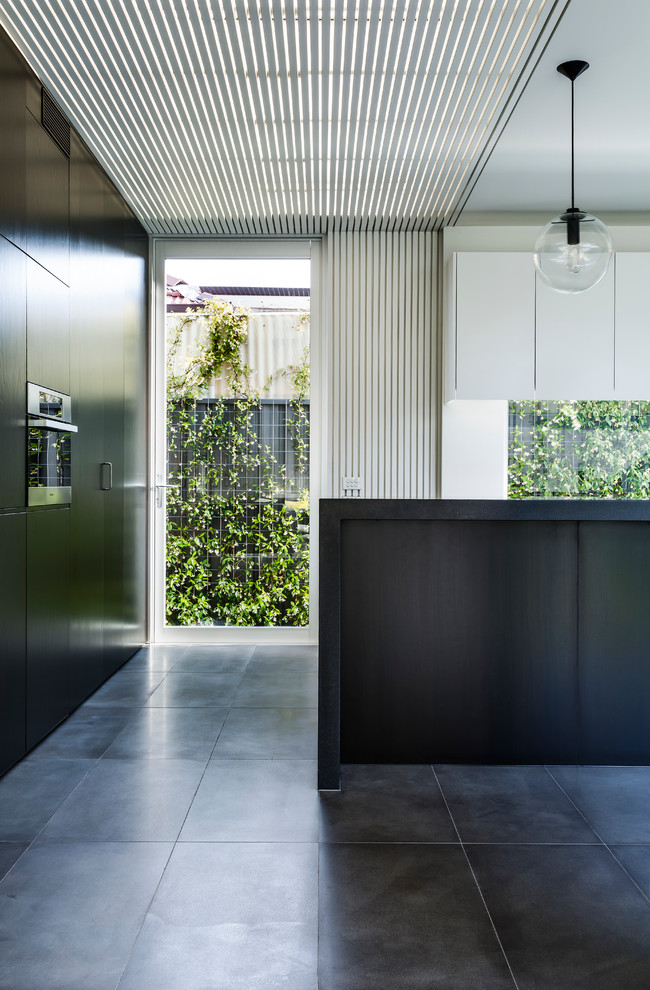 Moderne Küche mit Unterbauwaschbecken, flächenbündigen Schrankfronten, weißen Schränken, Arbeitsplatte aus Holz und Kücheninsel in Sydney