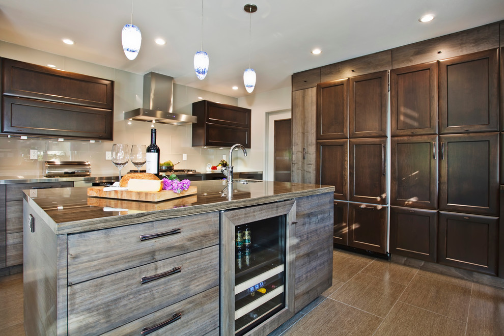 На фото: кухня в современном стиле с фасадами с утопленной филенкой, темными деревянными фасадами и бежевым фартуком с