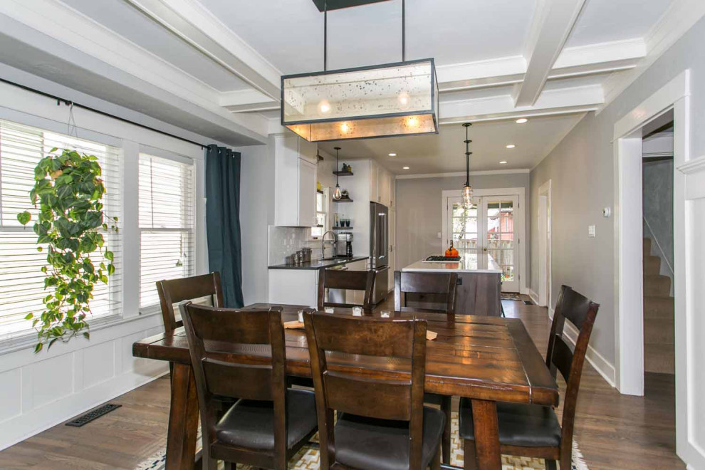 Esempio di una sala da pranzo aperta verso la cucina stile americano con pavimento in legno massello medio e pavimento marrone