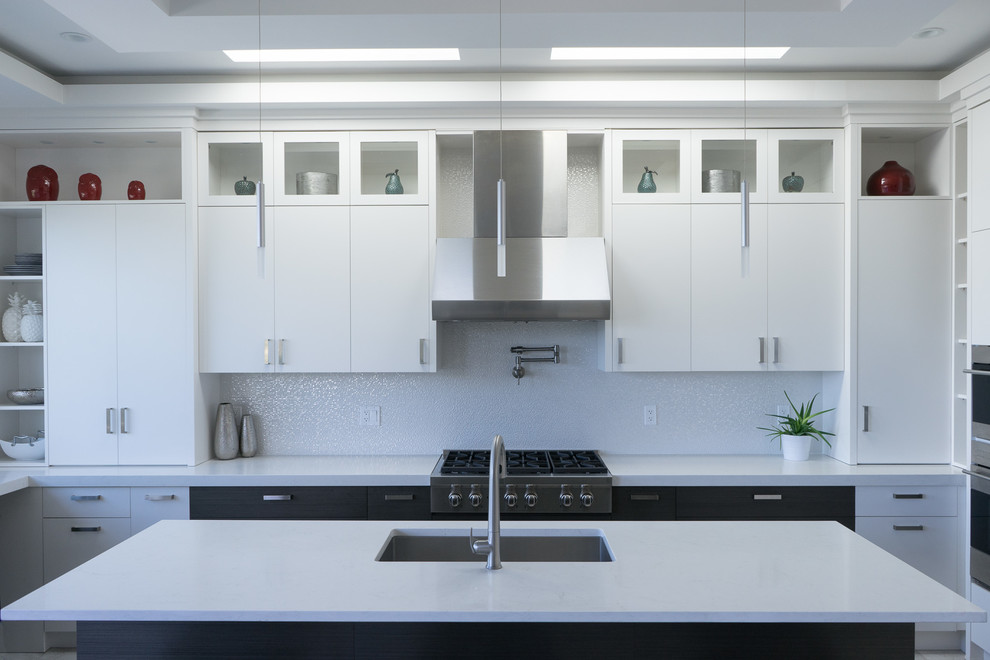 Idéer för att renovera ett mellanstort funkis kök, med en undermonterad diskho, släta luckor, vita skåp, bänkskiva i kvarts, vitt stänkskydd, stänkskydd i keramik, rostfria vitvaror, klinkergolv i porslin och en köksö