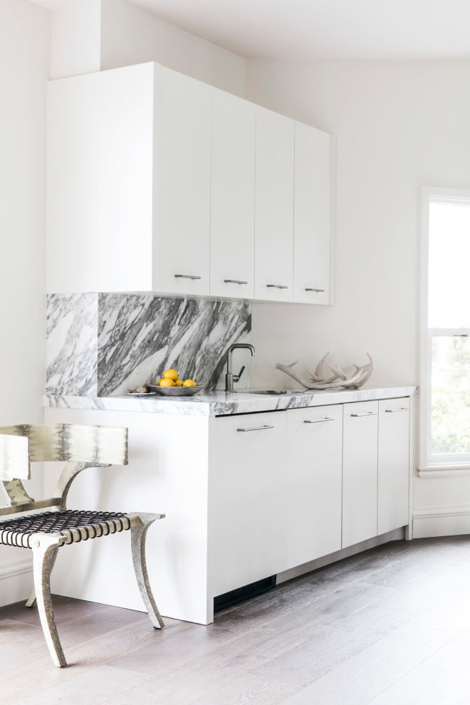 Idéer för stora funkis vitt kök och matrum, med marmorbänkskiva och stänkskydd i marmor