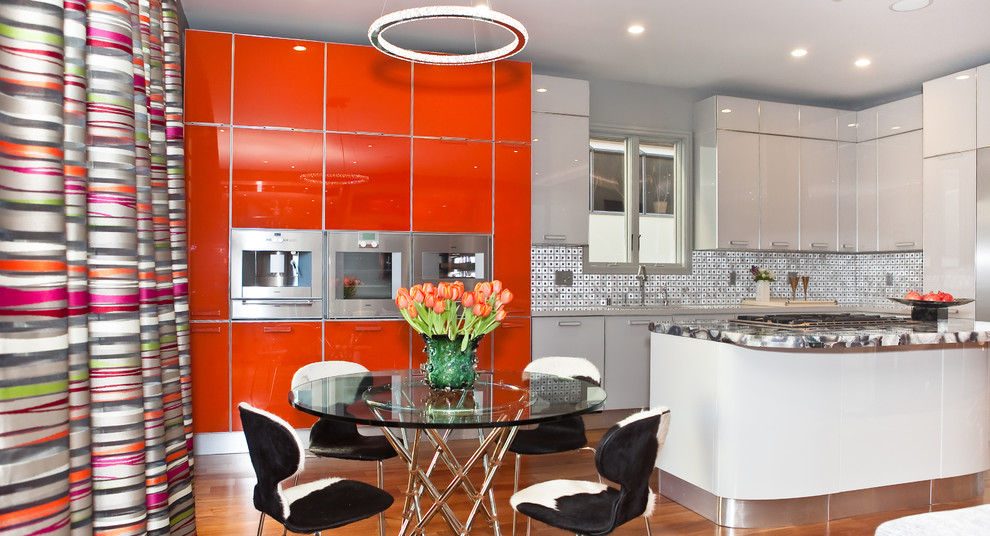 Cette image montre une cuisine minimaliste avec des portes de placard rouges.