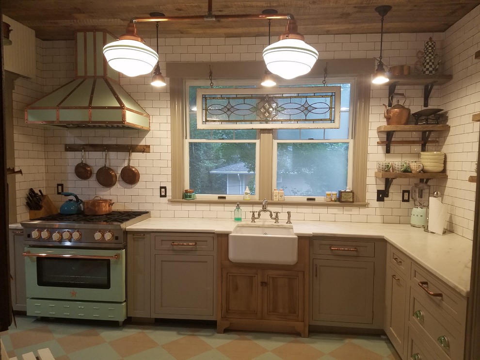 Idéer för ett litet eklektiskt kök, med en rustik diskho, luckor med infälld panel, grå skåp, bänkskiva i koppar, vitt stänkskydd, stänkskydd i mosaik, färgglada vitvaror, målat trägolv och flerfärgat golv