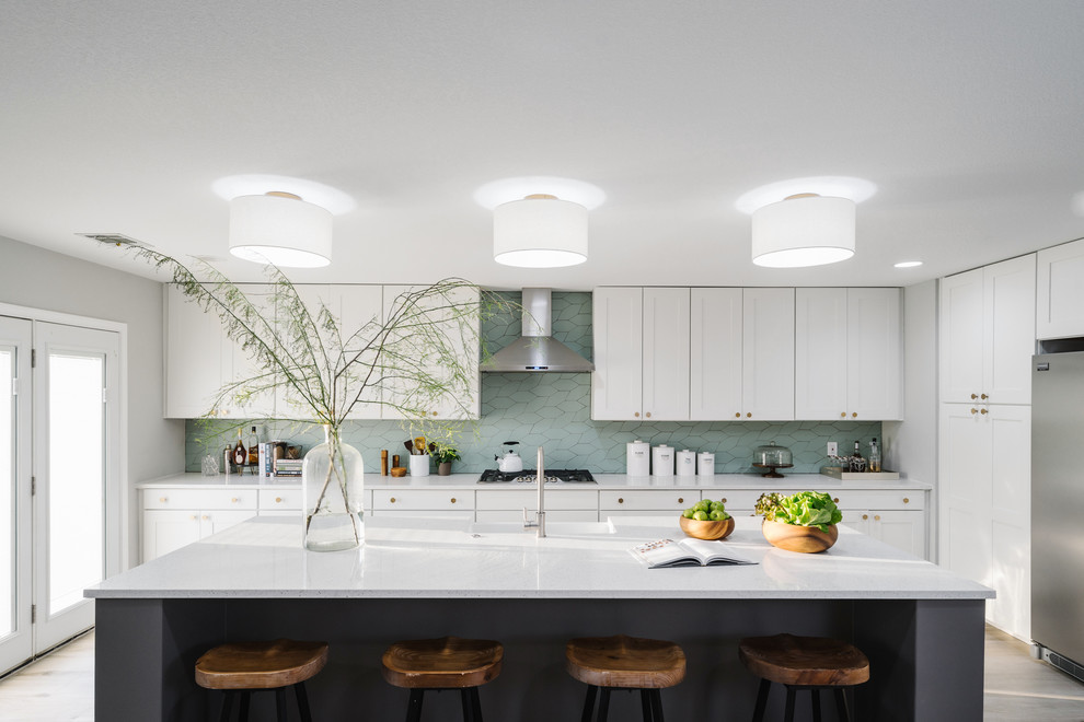 Klassische Küche mit Küchenrückwand in Grün, Rückwand aus Keramikfliesen, Schrankfronten im Shaker-Stil, weißen Schränken, Küchengeräten aus Edelstahl, hellem Holzboden und Kücheninsel in San Francisco