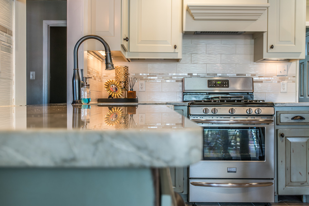 Immagine di una cucina chic di medie dimensioni con lavello stile country, top in quarzite, paraspruzzi bianco, paraspruzzi in gres porcellanato e elettrodomestici in acciaio inossidabile