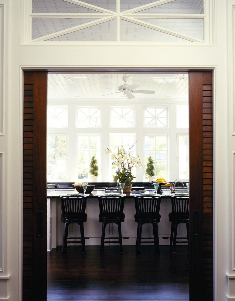 Foto de cocina rectangular clásica con puertas de armario blancas