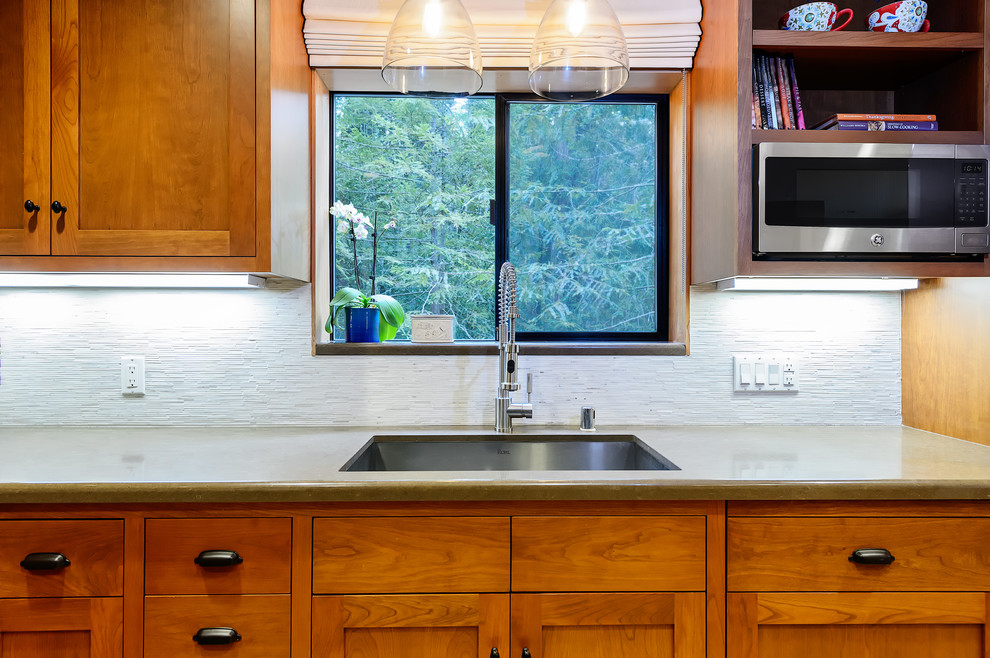 サンフランシスコにある高級な中くらいなラスティックスタイルのおしゃれなキッチン (シェーカースタイル扉のキャビネット、クオーツストーンカウンター、シングルシンク、白いキッチンパネル、石タイルのキッチンパネル、シルバーの調理設備、淡色無垢フローリング) の写真
