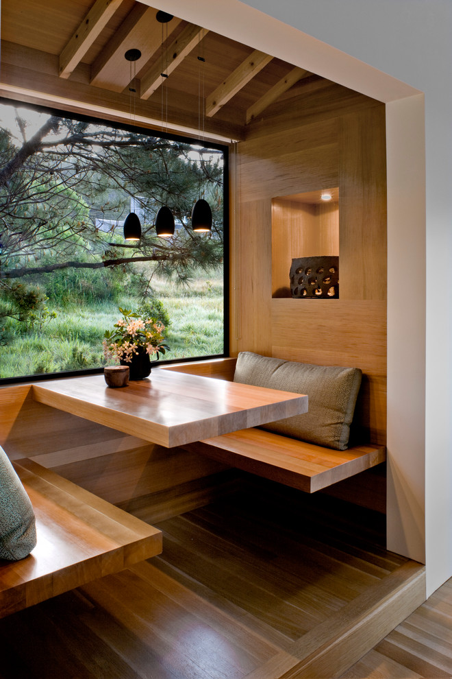 Стильный дизайн: кухня в стиле рустика с обеденным столом, светлым паркетным полом и окном - последний тренд