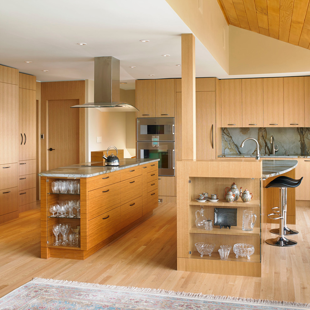 Стильный дизайн: кухня в стиле модернизм с плоскими фасадами, светлыми деревянными фасадами и техникой под мебельный фасад - последний тренд