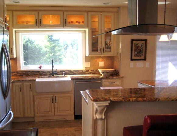 Exempel på ett litet klassiskt kök, med en rustik diskho, luckor med upphöjd panel, vita skåp, granitbänkskiva, gult stänkskydd, stänkskydd i glaskakel, rostfria vitvaror, klinkergolv i porslin och en köksö
