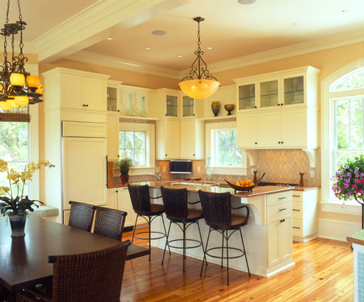 Idéer för att renovera ett mellanstort vintage brun brunt kök, med en undermonterad diskho, luckor med glaspanel, vita skåp, brunt stänkskydd, stänkskydd i keramik, vita vitvaror, ljust trägolv, en köksö och brunt golv