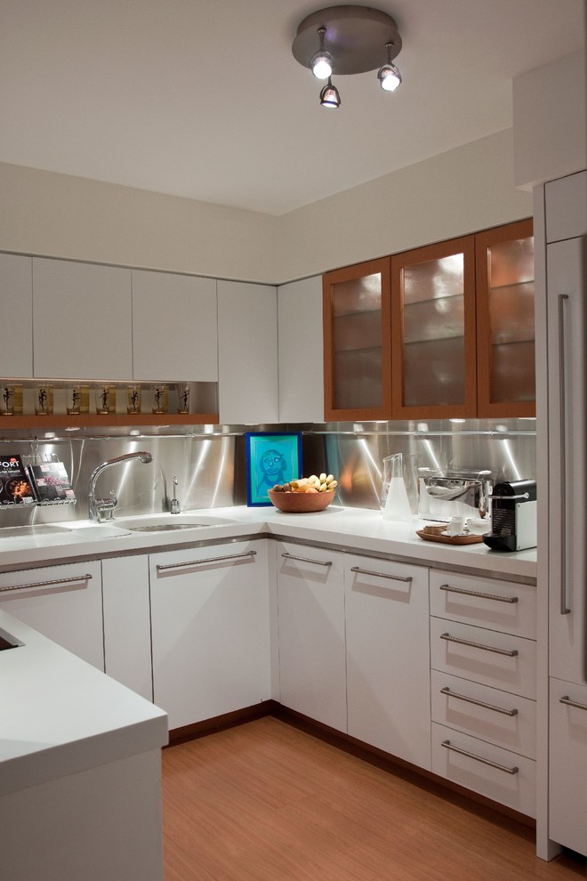 Foto di una cucina design con paraspruzzi a effetto metallico, paraspruzzi con piastrelle di metallo e elettrodomestici da incasso
