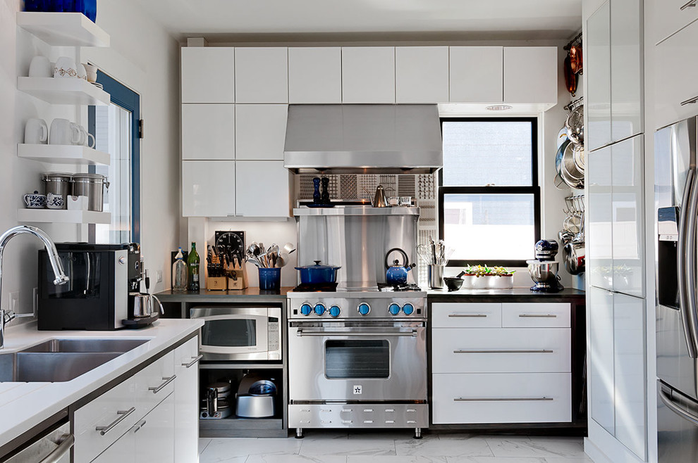 Идея дизайна: п-образная кухня в стиле модернизм с двойной мойкой, плоскими фасадами, белыми фасадами, фартуком цвета металлик, фартуком из металлической плитки и техникой из нержавеющей стали