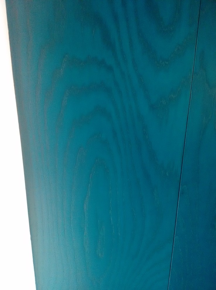 Esempio di una cucina boho chic con lavello a vasca singola, ante lisce, ante blu, top in superficie solida, paraspruzzi a effetto metallico, elettrodomestici in acciaio inossidabile e pavimento in cemento