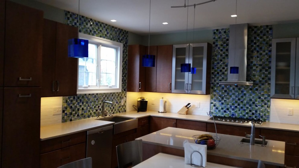 Foto de cocina actual de tamaño medio con salpicadero multicolor y salpicadero de azulejos de vidrio