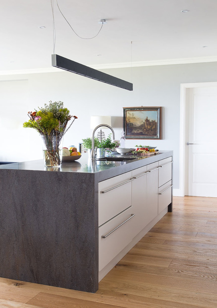 Photo of a contemporary kitchen in Edinburgh.