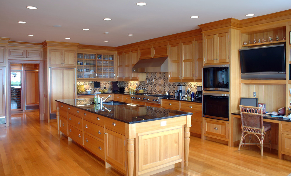 Esempio di una grande cucina classica con lavello sottopiano, ante in stile shaker, ante in legno chiaro, paraspruzzi blu, paraspruzzi con piastrelle in ceramica, elettrodomestici neri, parquet chiaro e pavimento beige