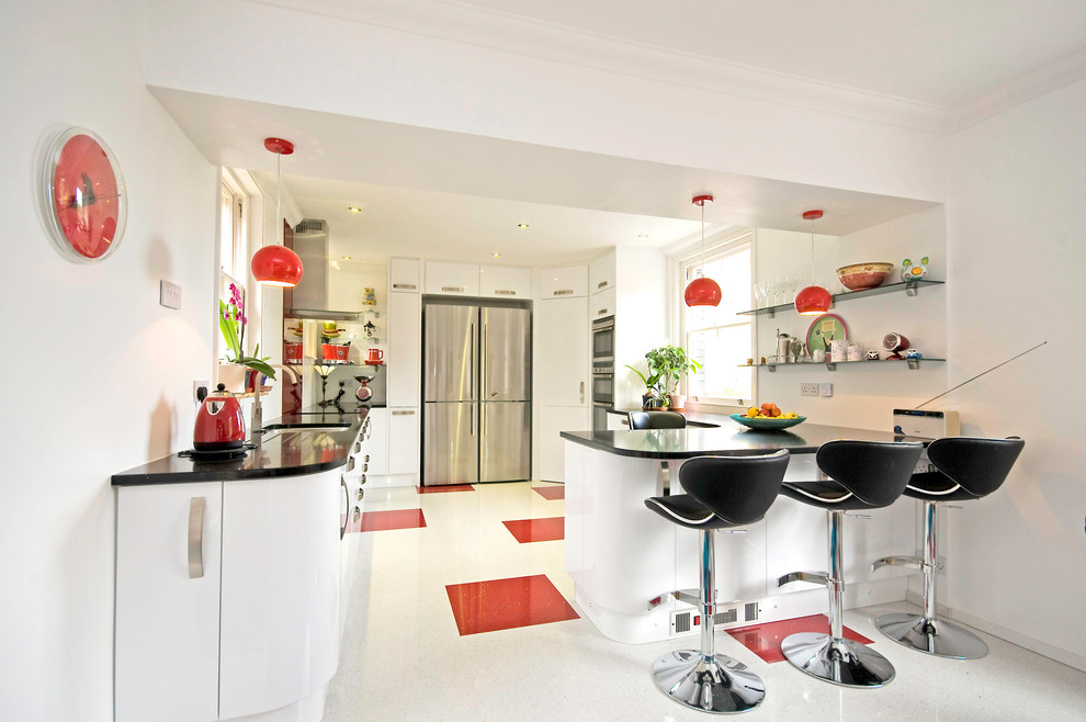Idéer för ett modernt kök, med en undermonterad diskho, släta luckor, vita skåp, rostfria vitvaror, bänkskiva i kvartsit, glaspanel som stänkskydd och flerfärgat golv