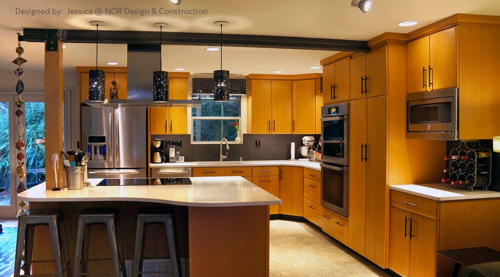 シアトルにあるお手頃価格の広いミッドセンチュリースタイルのおしゃれなキッチン (ドロップインシンク、フラットパネル扉のキャビネット、淡色木目調キャビネット、珪岩カウンター、黒いキッチンパネル、シルバーの調理設備、リノリウムの床、白いキッチンカウンター) の写真