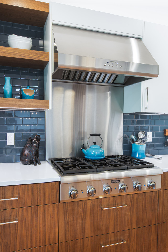 Große Mid-Century Wohnküche in U-Form mit flächenbündigen Schrankfronten, hellbraunen Holzschränken, Quarzwerkstein-Arbeitsplatte, Küchenrückwand in Blau, Küchengeräten aus Edelstahl, weißer Arbeitsplatte und Kücheninsel in Seattle