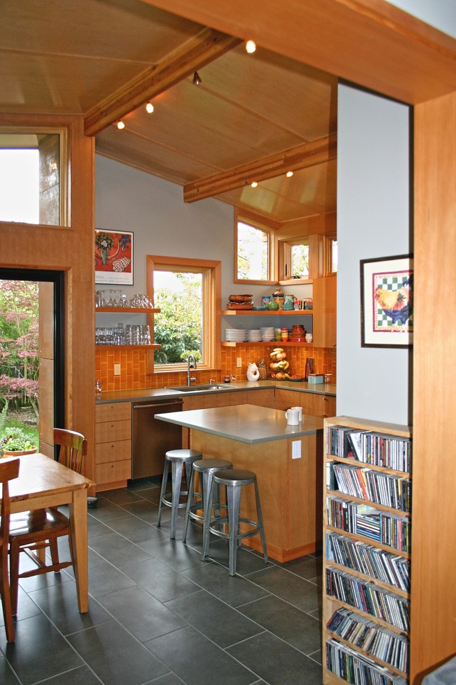 Immagine di una cucina contemporanea di medie dimensioni con lavello sottopiano, ante lisce, ante in legno chiaro, top in superficie solida, paraspruzzi arancione, paraspruzzi con piastrelle in ceramica, elettrodomestici in acciaio inossidabile e pavimento in gres porcellanato