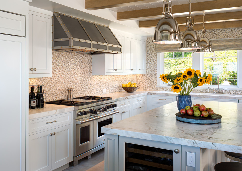 Exempel på ett stort klassiskt kök, med en enkel diskho, luckor med infälld panel, vita skåp, marmorbänkskiva, beige stänkskydd, stänkskydd i keramik, rostfria vitvaror, ljust trägolv och en köksö