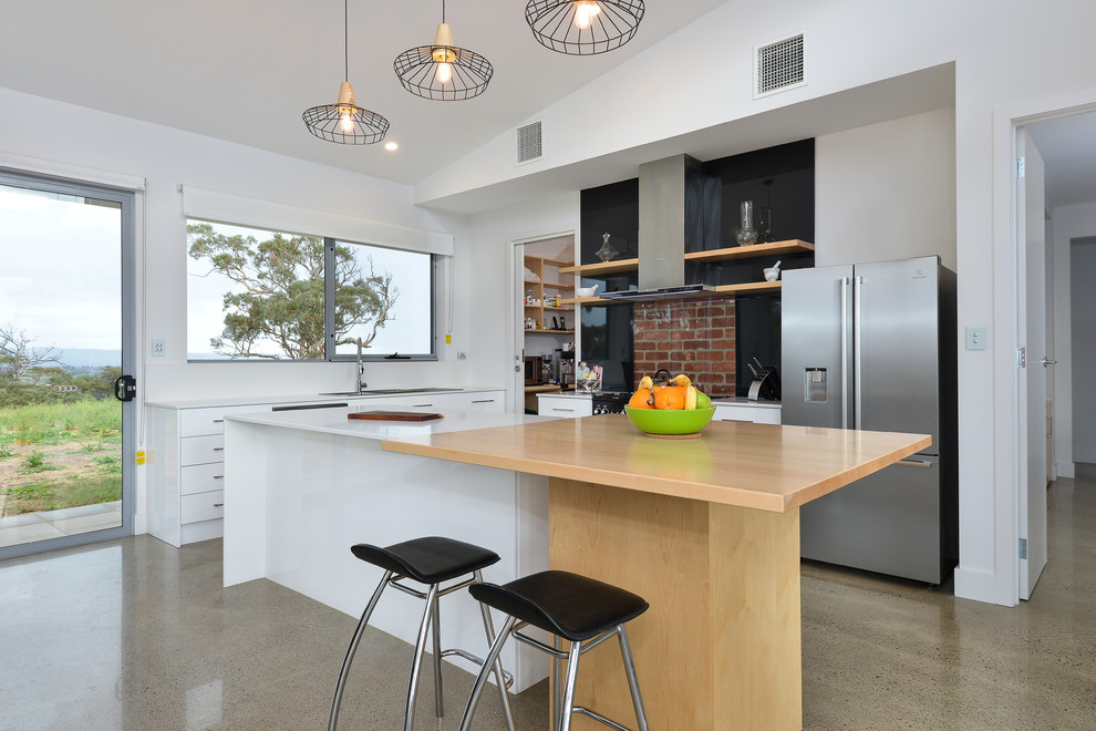 Diseño de cocina contemporánea con fregadero encastrado, armarios abiertos, electrodomésticos de acero inoxidable, una isla y con blanco y negro
