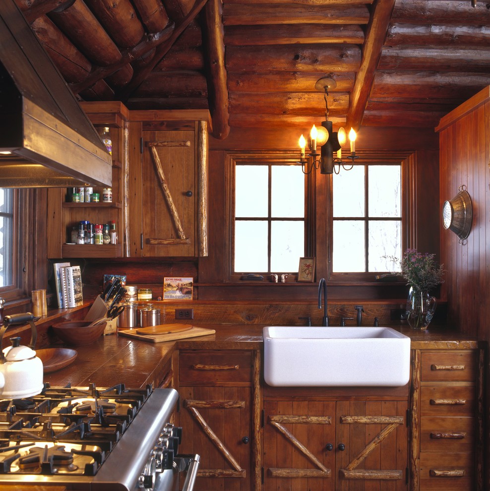 Diseño de cocinas en U rústico pequeño con fregadero sobremueble, encimera de madera, salpicadero de madera, suelo de madera en tonos medios y una isla