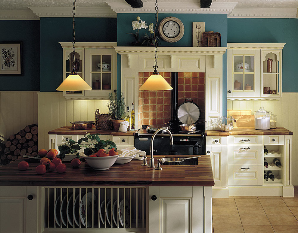 Landhausstil Küche mit weißen Schränken, Arbeitsplatte aus Holz und Kücheninsel in Surrey