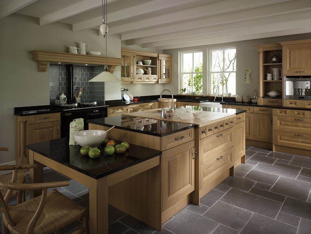 Offene, Große Country Küche in U-Form mit hellbraunen Holzschränken, Granit-Arbeitsplatte, Küchengeräten aus Edelstahl, Schieferboden und Kücheninsel in Surrey