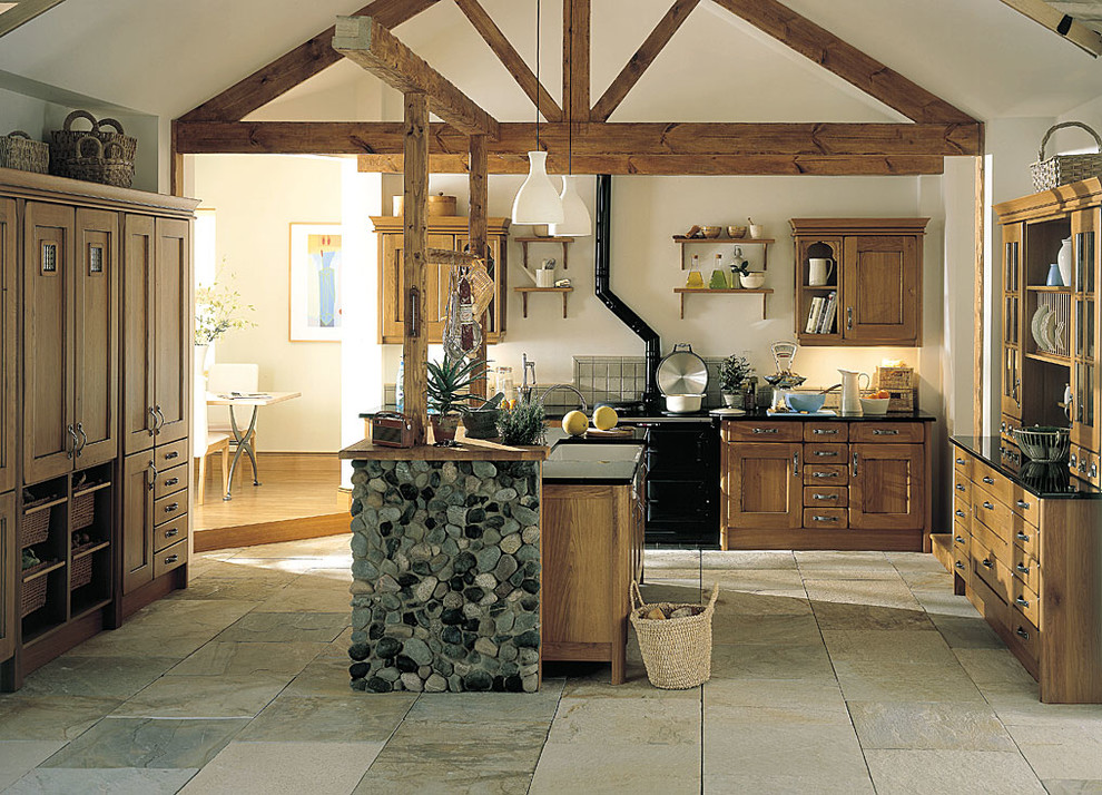 Modelo de cocina de estilo de casa de campo grande abierta con puertas de armario de madera oscura, encimera de granito y una isla